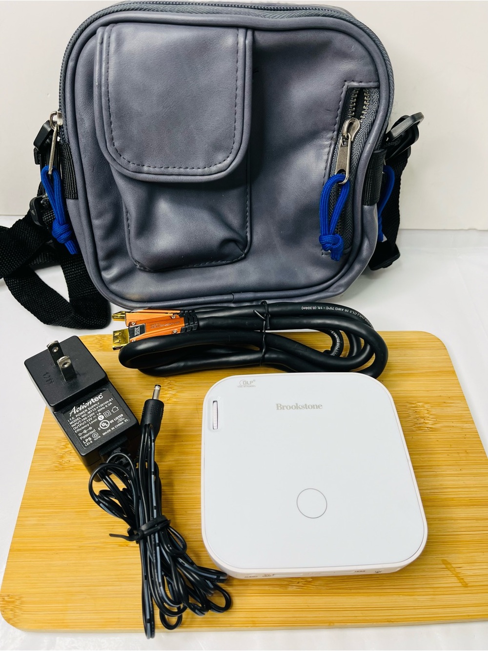 Brookstone 975362 Mini DLP Pocket Projector Bundle w/ HDMI Cable Case TESTED